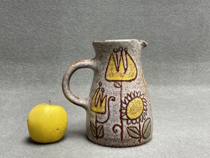 ACCOLAY
Pichet en céramique à décor de fleurs.
H:...