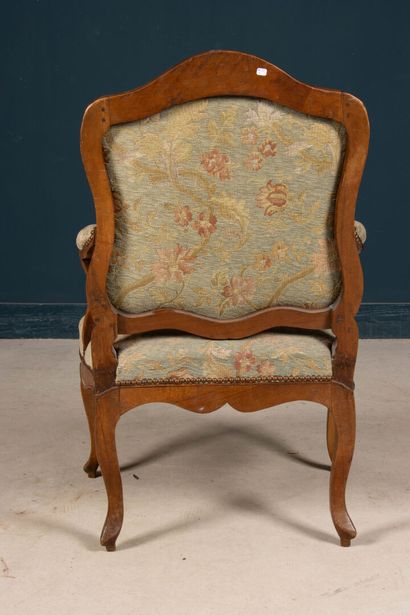 Fauteuil en noyer mouluré à dossier plat...