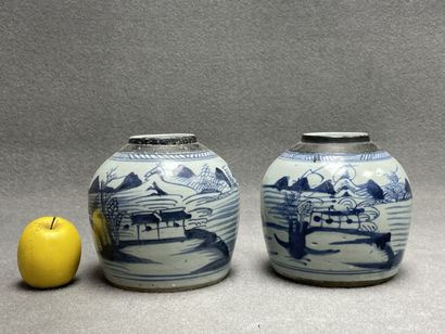 Deux pots à gingembre en porcelaine de Chine....
