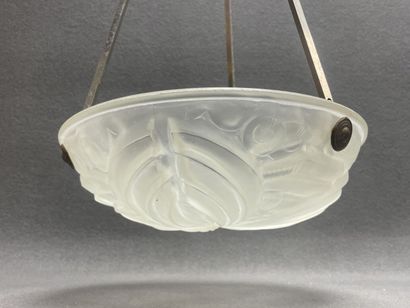 Suspension en verre moulé 
Années 1940.
H:...