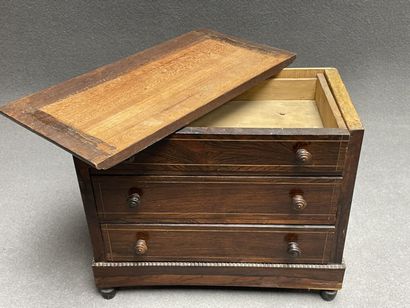 Commode et landau de poupées. 
32 x 39 x...