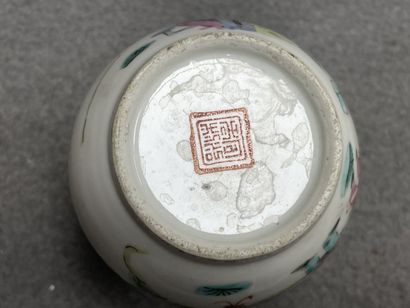 Trois vases et coupelle en porcelaine de...