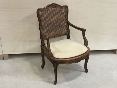 Fauteuil canné de style Louis XV. 
H. :94...