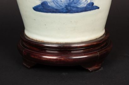Lampe en porcelaine de Chine sur socle bois,...