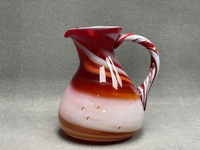 Grand pichet en verre soufflé rouge et blanc.
H:...