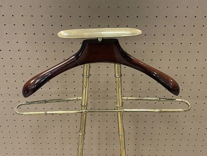 Valet de chambre en métal doré à l'imitation...
