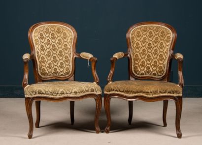 Paire de fauteuils cabriolet. 
Époque Louis...