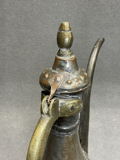 Grande aiguière orientale en cuivre et laiton.
Afrique...