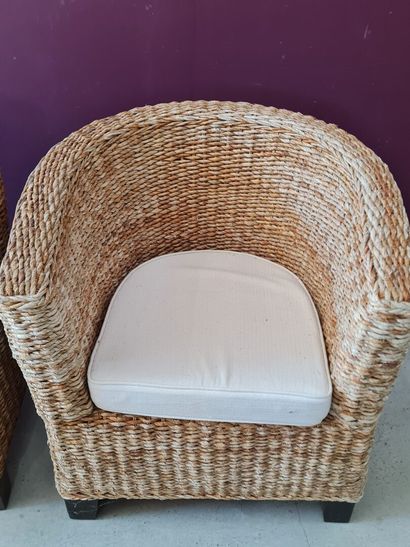Deux fauteuils tonneaux en cordes tressées...