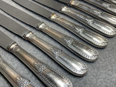Ménagère de couverts en métal argenté: 
-douze...
