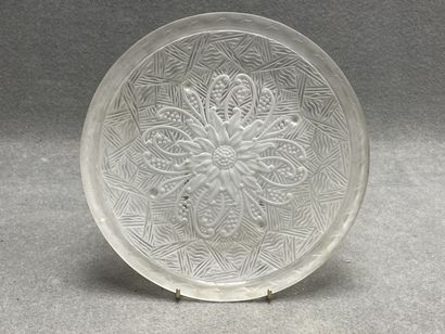 Lorrain Nancy France. 
Plat en verre moulé....