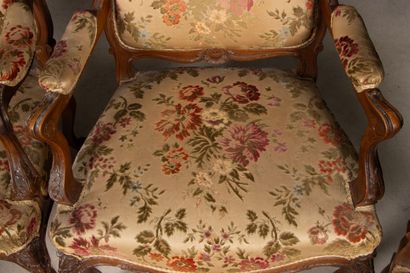 Salon comprenant une paire de fauteuils et...