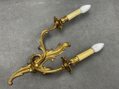 Paire d'appliques à deux lumières en bronze...
