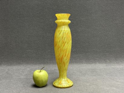 Vase en verre marmoréen jaune.
Style Art...