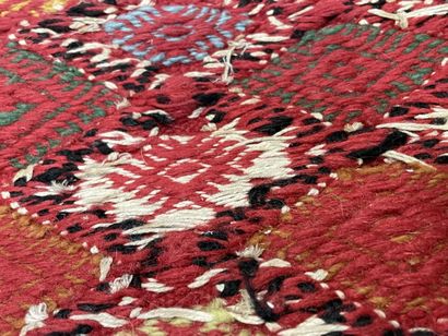 Tapis tunisien tissé en laine. 
210 x 115...