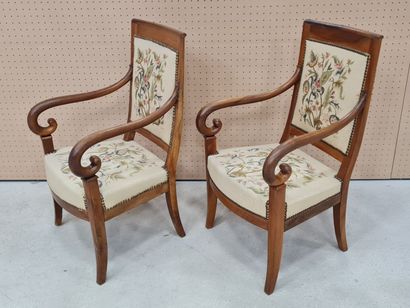 Paire de fauteuils en noyer, accotoirs crosse,...