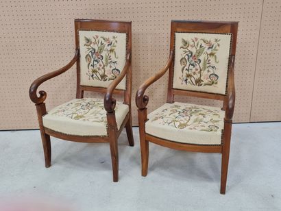 Paire de fauteuils en noyer, accotoirs crosse,...
