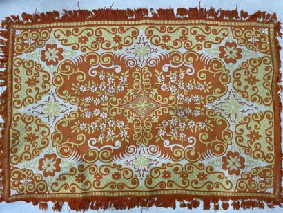 Tapis de table mécanique jaune. 
180 x 120...