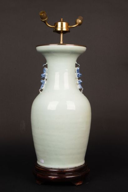 Lampe en porcelaine de Chine sur socle bois,...