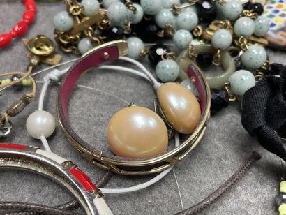 Lot de bijoux fantaisie, collier, bagues,...