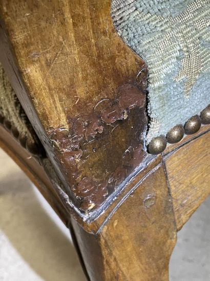 Fauteuil en noyer mouluré à dossier plat...