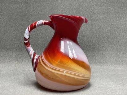 Grand pichet en verre soufflé rouge et blanc.
H:...