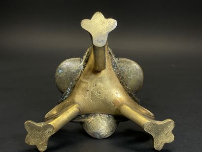 Paire de bougeoirs en bronze à décor de feuilles...