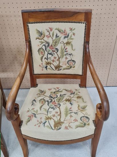 Paire de fauteuils en noyer, accotoirs crosse,...