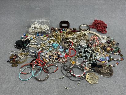 Lot de bijoux fantaisie, collier, bagues,...