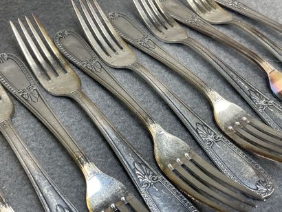 Ménagère de couverts en métal argenté: 
-douze...
