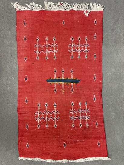 Quatre tapis et un coussin. 
130 x 50 cm,...