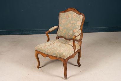 Fauteuil en noyer mouluré à dossier plat...