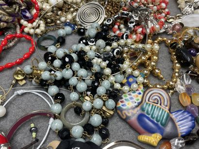 Lot de bijoux fantaisie, collier, bagues,...