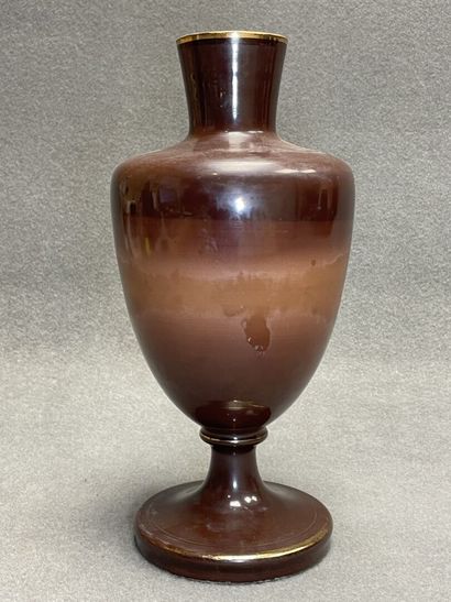Vase sur piédouche en opaline à décor de...