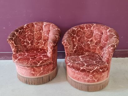 Paire de fauteuils crapauds en velours frappé...