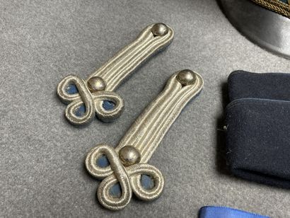 Lot militaire: 
Képis, calot, épaulettes...