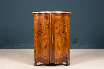 Encoignure en marqueterie de vases de fleurs,...