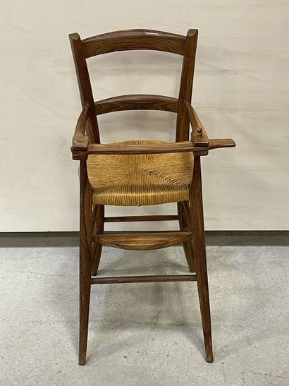 Chaire haute d'enfant en chêne, paillée.
Barre...