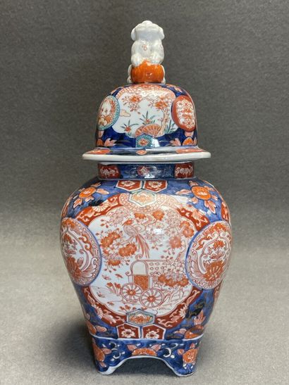 Vase quadrangulaire couvert en porcelaine...