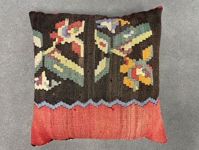 Quatre tapis et un coussin. 
130 x 50 cm,...