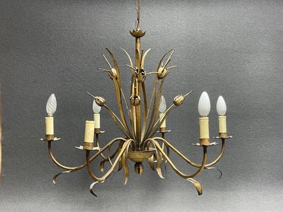 Lustre en tôle à six lumières. 
H. :73 cm....