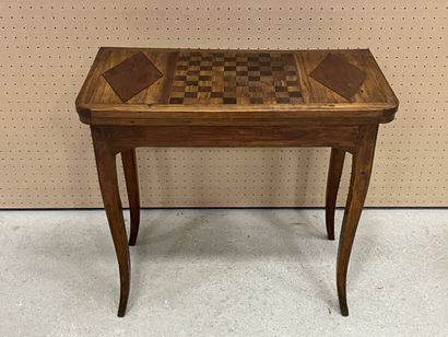 Table a jeux marquetée. 
fin XVIII° début...