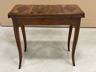 Table a jeux marquetée. 
fin XVIII° début...