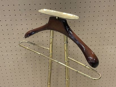 Valet de chambre en métal doré à l'imitation...