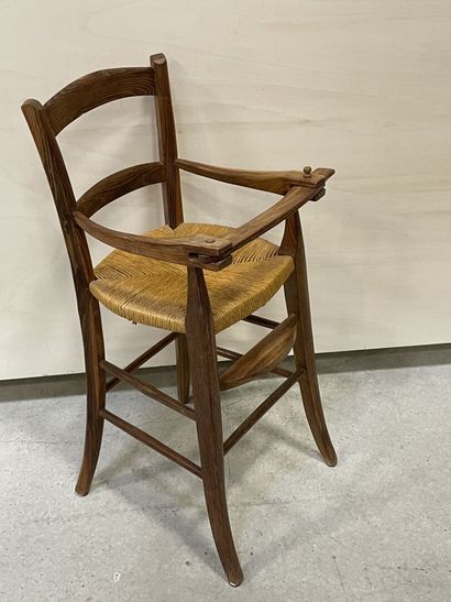Chaire haute d'enfant en chêne, paillée.
Barre...