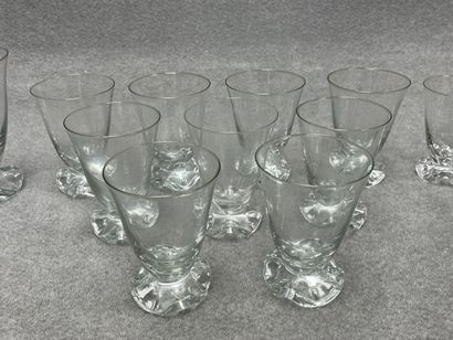Partie de service de verres: 
-Trois flutes....