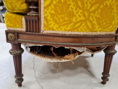 Paire de bergères en bois sculpté et garnitures...