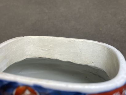 Vase quadrangulaire couvert en porcelaine...