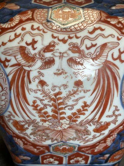 Vase quadrangulaire couvert en porcelaine...