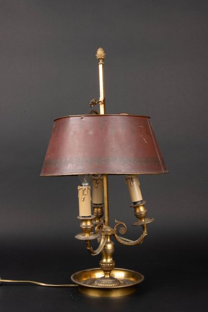 Lampe bouillotte à trois lumières en bronze...